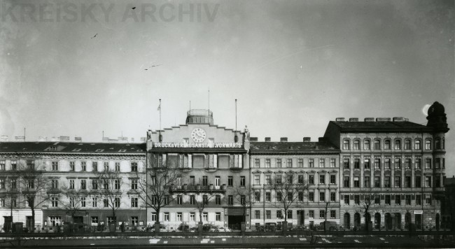 Blick vom Ufer des 6. Bezirks über den Wienfluß auf die Fassaden der Rechten Wienzeile im Jahr 1949 Blick vom Ufer des 6. Bezirks über den Wienfluß auf die Fassaden der Rechten Wienzeile im Jahr 1949
