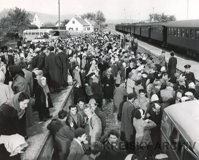 Weitertransport ungarischer Flüchtlingsfamilien im November 1956.