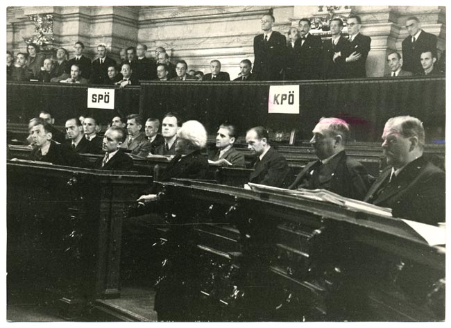 Tagung der provisorischen Staatsregierung Renner im niederösterreichischen Landhaus, Wien 1945.