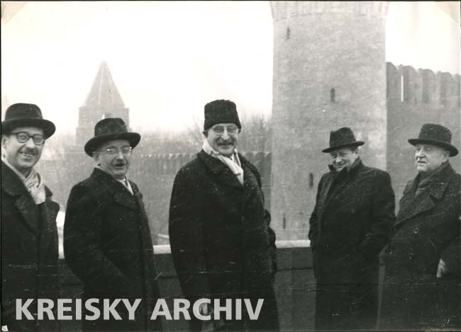 Mitglieder der österreichischen Delegation in Moskau 1955: Gesandter Stephan Verosta (Leiter des Völkerrechtsbüros), Leopold Figl, Botschafter Norbert Bischoff, Bruno Kreisky, Adolf Schärf (v.l.n.r.) Mitglieder der österreichischen Delegation in Moskau 1955: Gesandter Stephan Verosta (Leiter des Völkerrechtsbüros), Leopold Figl, Botschafter Norbert Bischoff, Bruno Kreisky, Adolf Schärf (v.l.n.r.)