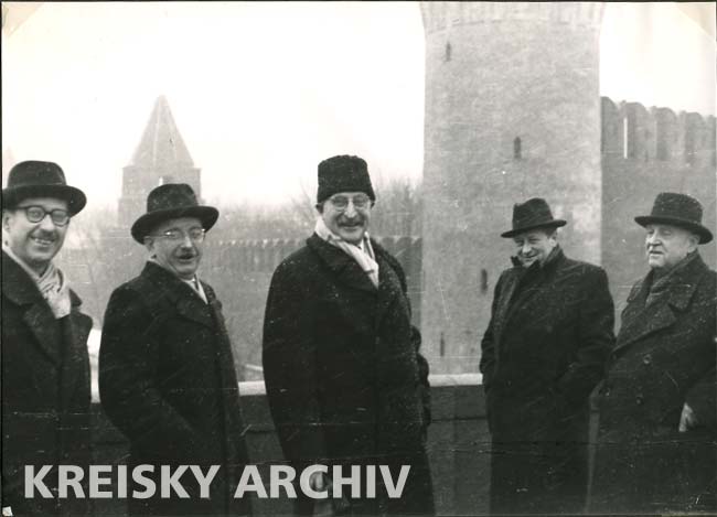 Mitglieder der österreichischen Delegation in Moskau 1955: Gesandter Stephan Veroster (Leiter des Völkerrechtsbüros), Leopold Figl, Botschafter Norbert Bischoff, Bruno Kreisky, Adolf Schärf (v.l.n.r.)