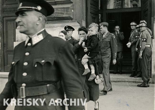 1947: Wiener Frauen demonstrieren vor dem Sitz der Alliierten Kommission am Stalinplatz für die Freilassung der Kriegsgefangenen. 1947: Wiener Frauen demonstrieren vor dem Sitz der Alliierten Kommission am Stalinplatz für die Freilassung der Kriegsgefangenen.