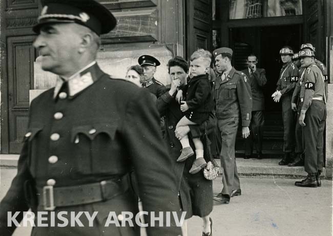 1947: Wiener Frauen demonstrieren vor dem Sitz der Alliierten Kommission am Stalinplatz für die Freilassung der Kriegsgefangenen.