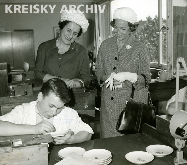 Vera Kreisky und Rut Brandt besuchen einen Keramikbetrieb, Westberlin 1961 Vera Kreisky und Rut Brandt besuchen einen Keramikbetrieb, Westberlin 1961
