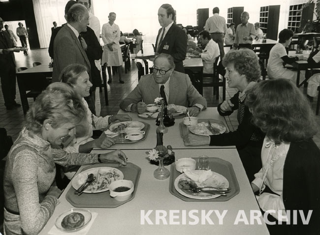 Bruno Kreisky in der Firmenkantine des Philips-Videowerk Wien, Oktober 1982