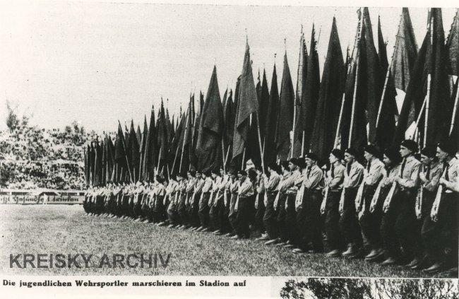 Jugendliche Wehrsportler des Republikanischen Schutzbundes marschieren am 1. Mai 1932 im Wiener Praterstadion auf.