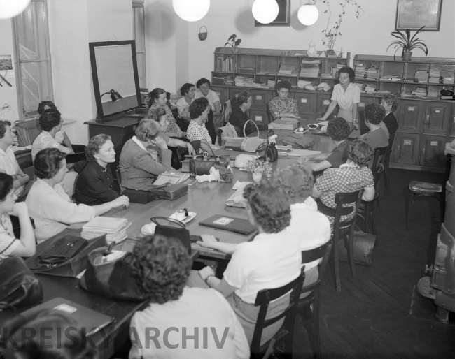 Blick in das Konferenzzimmer der Rahlgasse 1953. Blick in das Konferenzzimmer der Rahlgasse 1953.