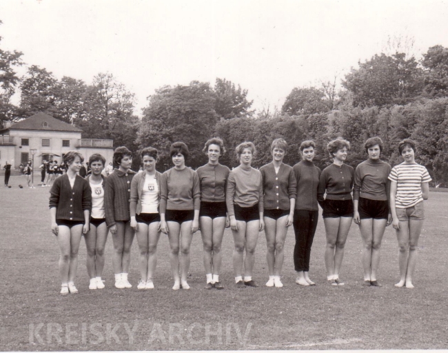 Turnunterricht 1968 im Augarten.