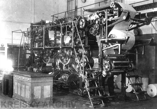Mit den modernen, dampfbetriebenen Rollendruckmaschinen konnten in der Druck- und Verlagsanstalt "Vorwärts" innerhalb kürzester Zeit hohe Auflagen produziert werden. Mit den modernen, dampfbetriebenen Rollendruckmaschinen konnten in der Druck- und Verlagsanstalt "Vorwärts" innerhalb kürzester Zeit hohe Auflagen produziert werden.