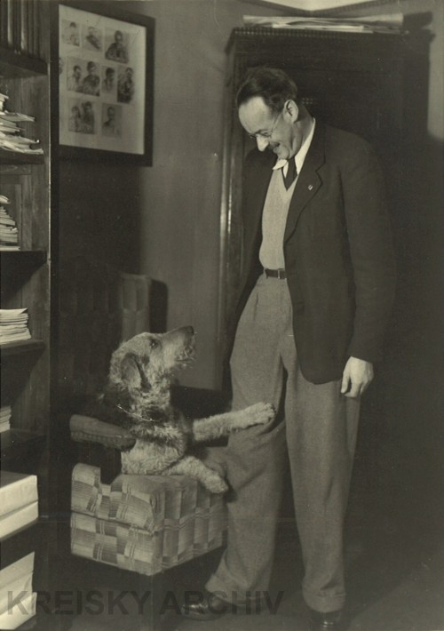 Oskar Pollak war 1931–1934 und nach seiner Rückkehr aus dem Exil 1945–1961 Chefredakteur der "Arbeiter-Zeitung". Oskar Pollak war 1931–1934 und nach seiner Rückkehr aus dem Exil 1945–1961 Chefredakteur der "Arbeiter-Zeitung".