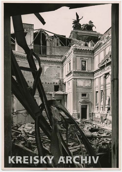 Das schwer beschädigte Parlament, im Bild der kleine Sitzungssaal 1945.