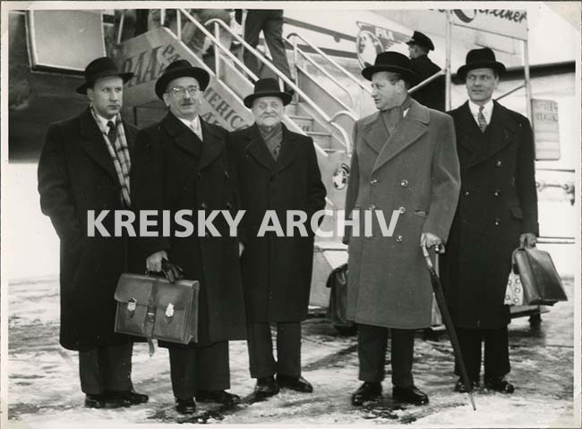 Mitglieder der österreichischen Delegation bei ihrer Ankunft in Berlin 1954: Leopold Figl und sein Sekretär (links), Bruno Kreisky, Gordian Gudenus (rechts) Mitglieder der österreichischen Delegation bei ihrer Ankunft in Berlin 1954: Leopold Figl und sein Sekretär (links), Bruno Kreisky, Gordian Gudenus (rechts)