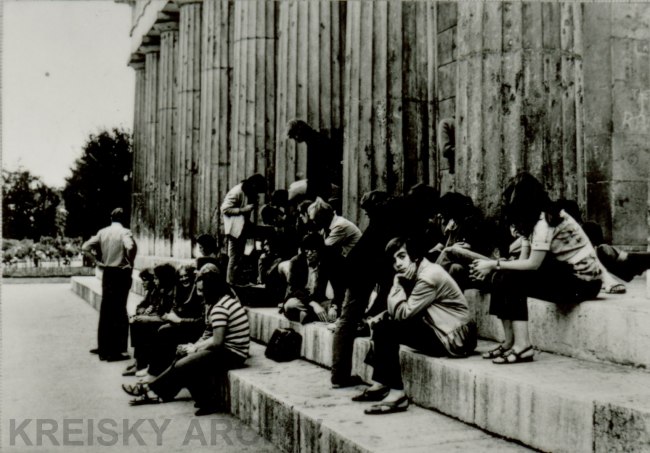 Jugendliche vor dem Theseustempel in den 1970er-Jahren. Originalbildbeschreibung der AZ: "Der Theseustempel im Wiener Volksgarten ist nach wie vor ein beliebter Treffpunkt für junge Leute, trotz Haschrazzien, kommen sie immer wieder."