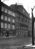 Die Druck- und Verlagsanstalt "Vorwärts" im Jahr 1930. Die beiden Sandsteinfiguren des österreichischen Bildhauers Anton Hanak am Dach des Hauses symbolisieren "den Arbeiter" und "die Arbeiterin".