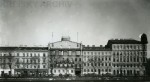 Blick vom Ufer des 6. Bezirks über den Wienfluß auf die Fassaden der Rechten Wienzeile im Jahr 1949