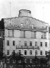 Das „Vorwärts“-Gebäude kurz vor seiner Fertigstellung im Jahr 1910. Noch fehlen die Zeiger der monumentalen Uhr und die beiden Steinfiguren am Dach.