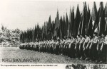 Jugendliche Wehrsportler des Republikanischen Schutzbundes marschieren am 1. Mai 1932 im Wiener Praterstadion auf.