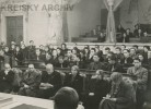 SJ -Konferenz im alten Rathaus in Wien im November 1946. Die Jugendlichen Delegierten sitzen hinter den SPÖ-Funktionären.