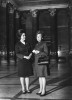 Ministerin Hertha Firnberg und Staatssekretärin Gertrude Wondrack im Parlament, 1970. 