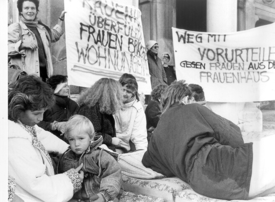 Demonstration vor dem Schloss Mirabell für die Errichtung von Frauenhäusern, Salzburg 1987.